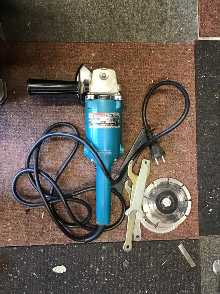 Makita Slijpschijf machine met accessoires, Ophalen of Verzenden, Zo goed als nieuw, Minder dan 700 watt, Haakse handslijpmachine