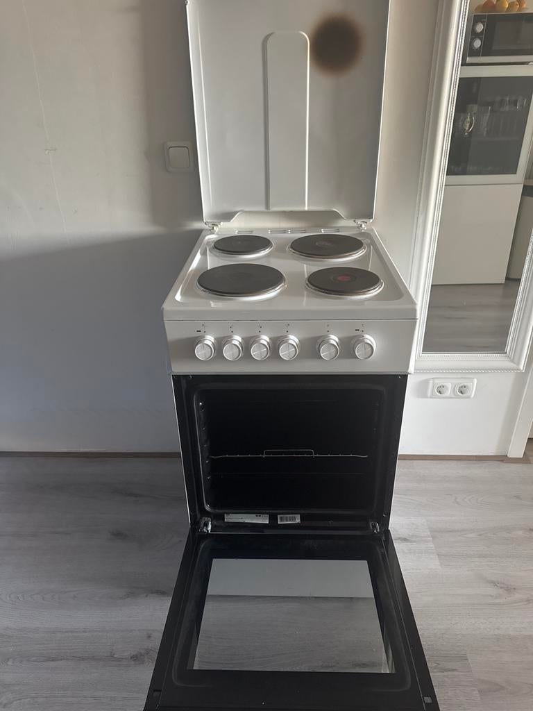 Elektrisch Fornuis met Oven - Wit, 4 Kookzones, 60 cm of meer, Zo goed als nieuw, Vrijstaand, 85 tot 90 cm