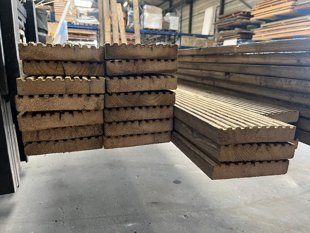 Circulaire Geïmpregneerde Grenen Vlonderplanken, Doe-het-zelf en Verbouw, Hout en Planken, Gebruikt, 25 tot 50 mm, Grenen, Plank
