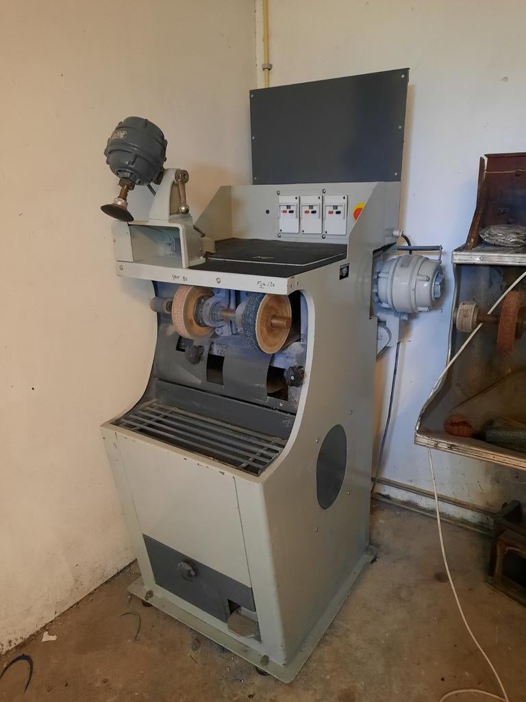 Oude schuurmachine bandschuurmachine podologie 380 volt, Ophalen, Gebruikt, 1200 watt of meer, Bandschuurmachine
