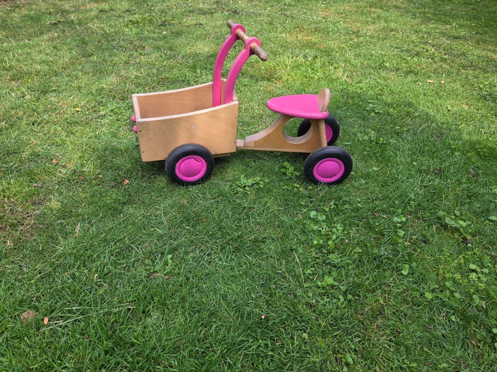 Houten loopwagen met kunststof wielen en bakje, Ophalen, Gebruikt