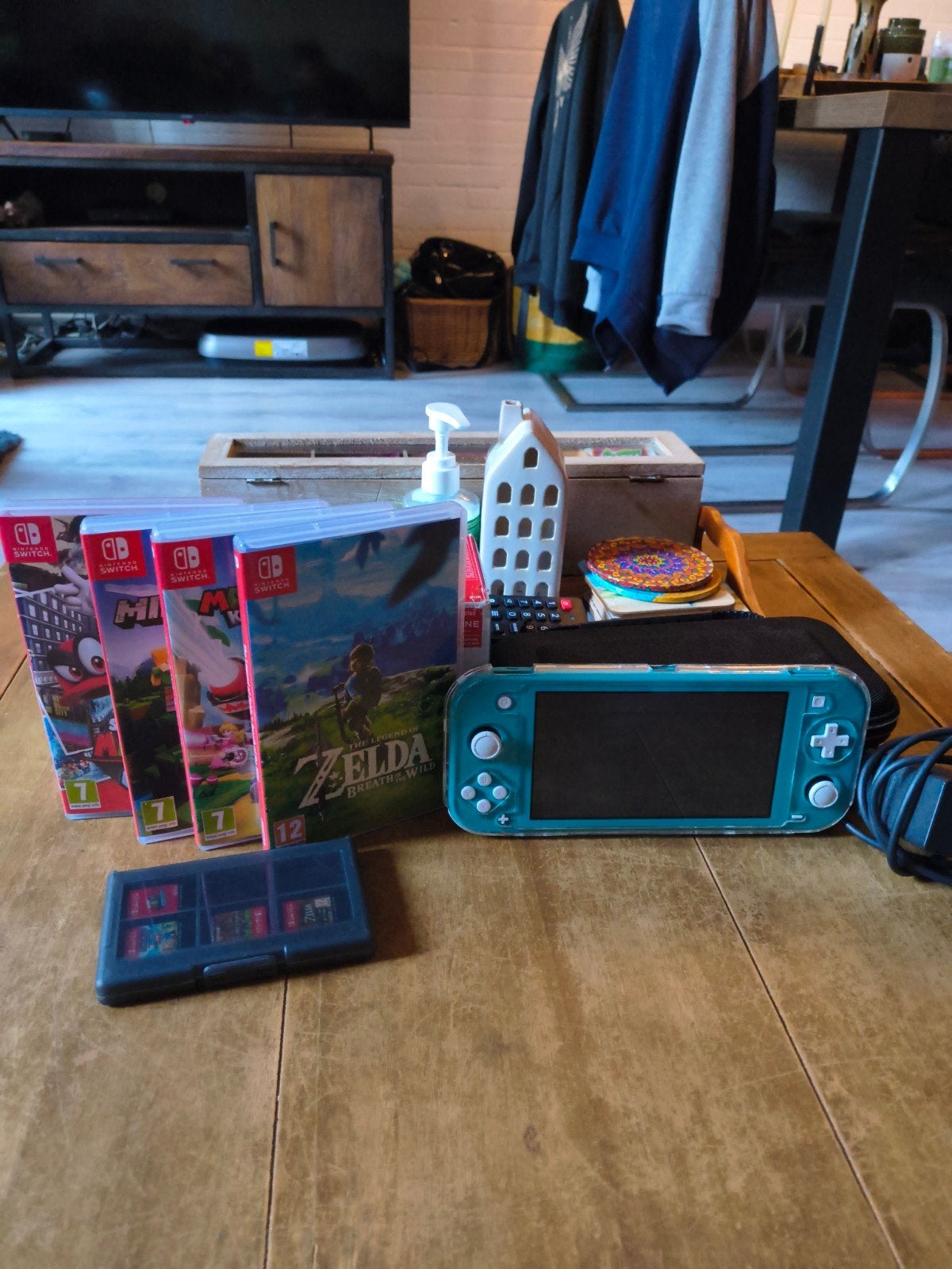 Nintendo Switch Lite met 4 games en hoes - Zo goed als nieuw, Spelcomputers en Games, Met games, Met 2 controllers, Ophalen of Verzenden
