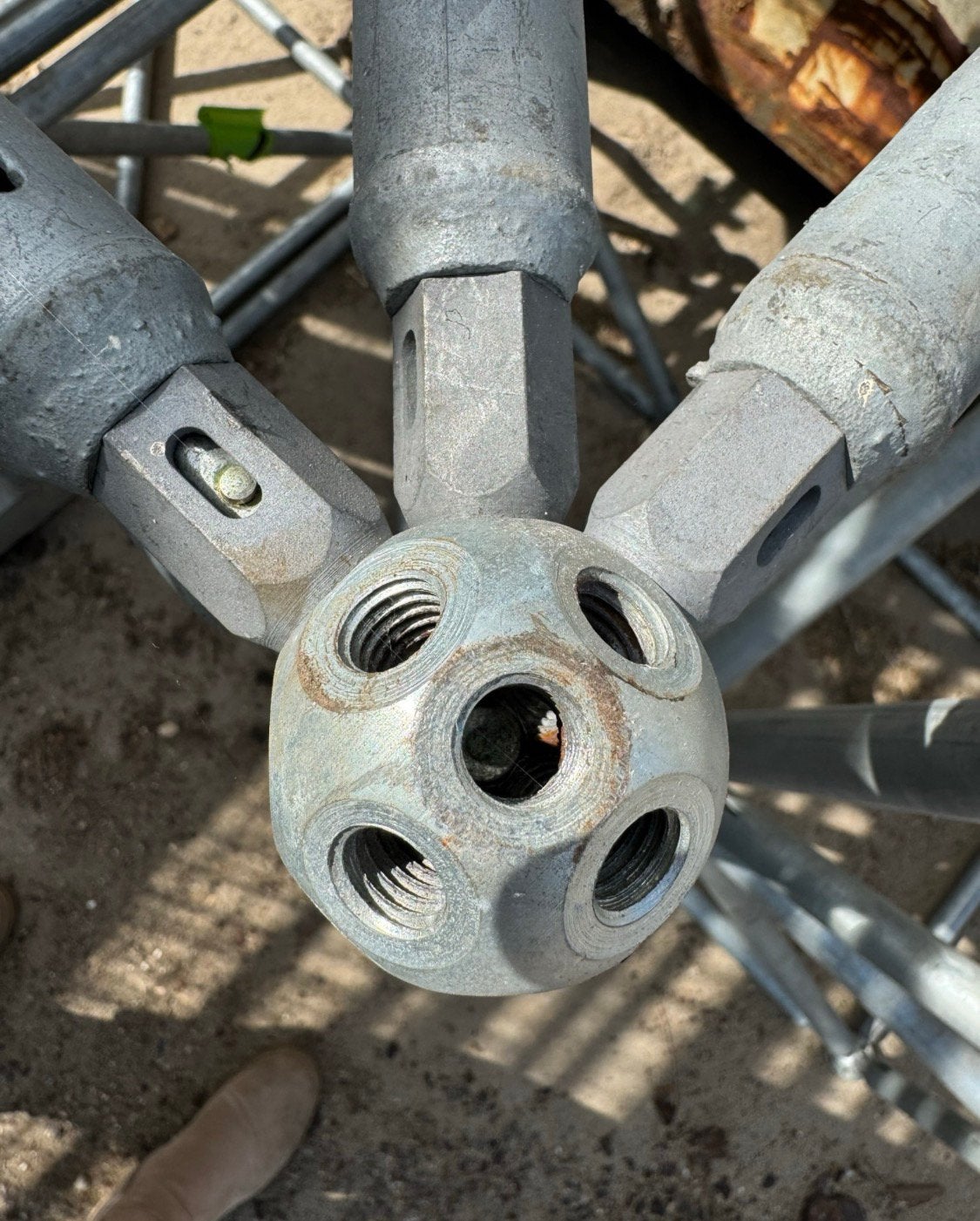 Mero systems space frame, Ophalen