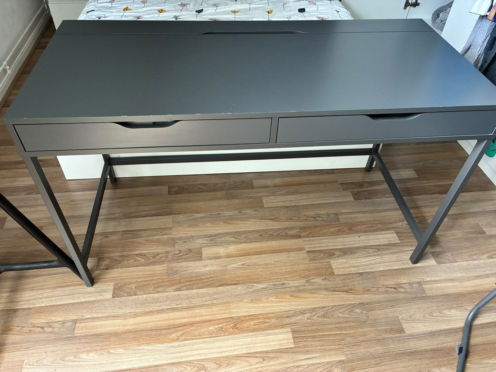 IKEA Alex Bureau Donkergrijs 132x58cm met lades en inzet bak, Ophalen, Gebruikt, Met lades, IKEA