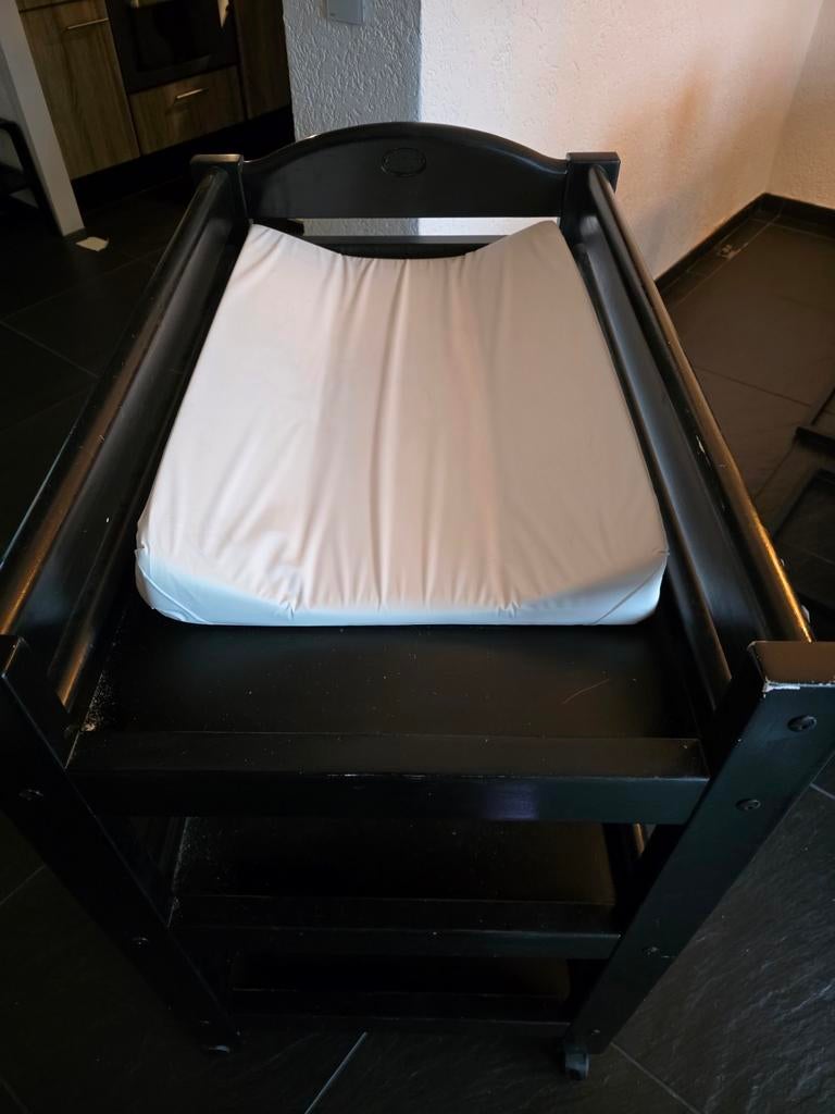 Compacte zwarte commode op wieltjes met rem, Ophalen, Gebruikt, Minder dan 75 cm, 50 tot 70 cm