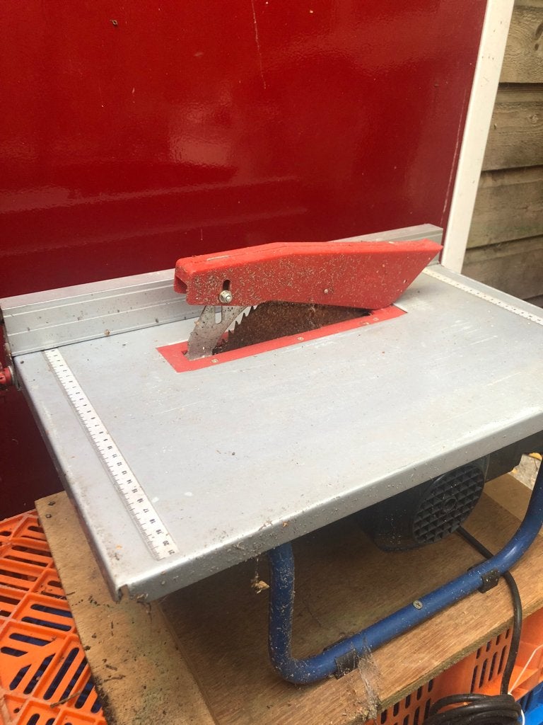 Zaagtafel voor hout, Ophalen, Gebruikt, Cirkelzaag, 600 tot 1200 watt