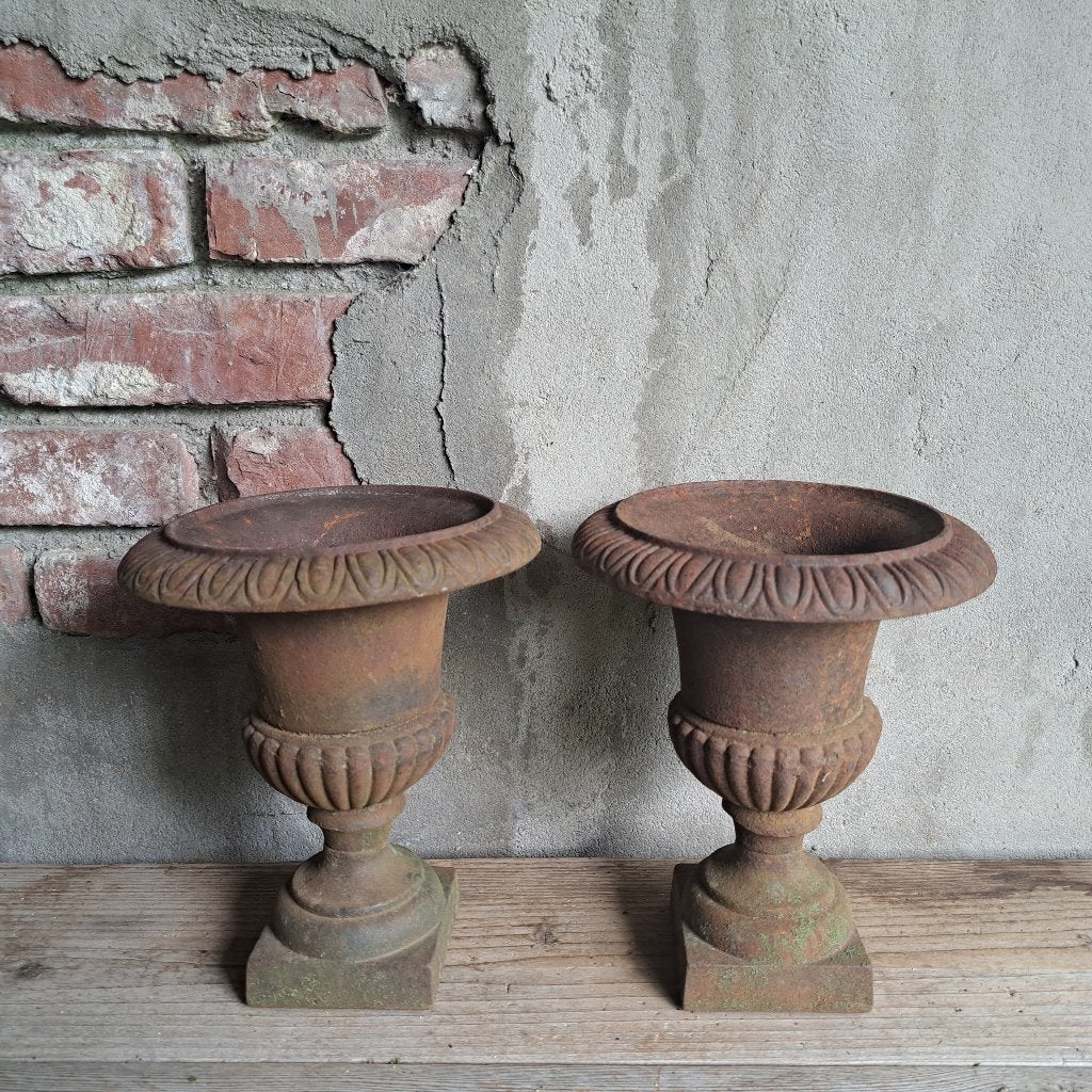2x Brocante oude gietijzeren vaas tuinvaas roest *Etage3*, Gebruikt, ., Ophalen of Verzenden, .