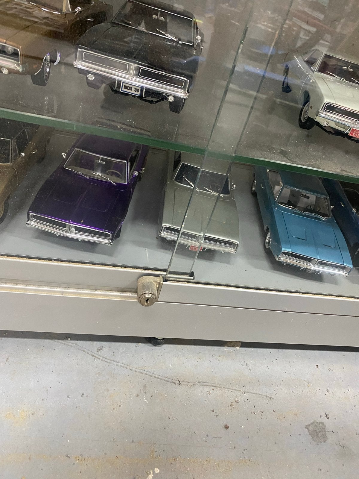 Professionele Glazen Vitrinekast Aluminium Frame en Slot, Huis en Inrichting, Kasten | Vitrinekasten, Gebruikt, 100 tot 150 cm
