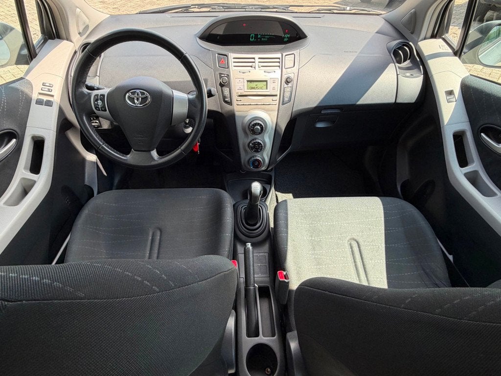 Toyota Yaris 1.3 VVTi Sol 5-deurs, NAP, 1e eigenaar, Airco,, Auto's, Toyota, Voorwielaandrijving, Stof, Zwart, 4 cilinders