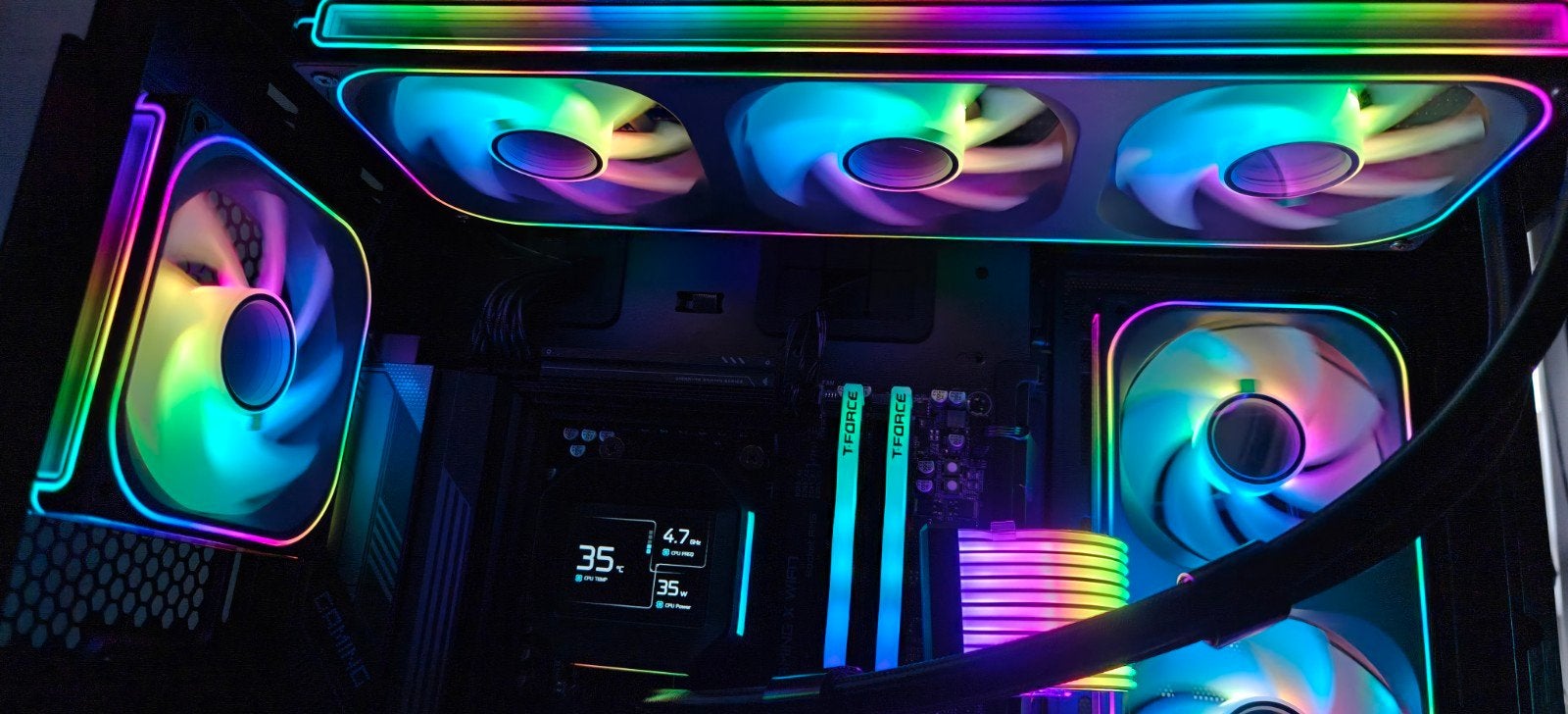 Foto 9 van [NIEUW] Game PC | RTX 5080 | Ryzen 9800x3d | 32GB | Gen5 SSD