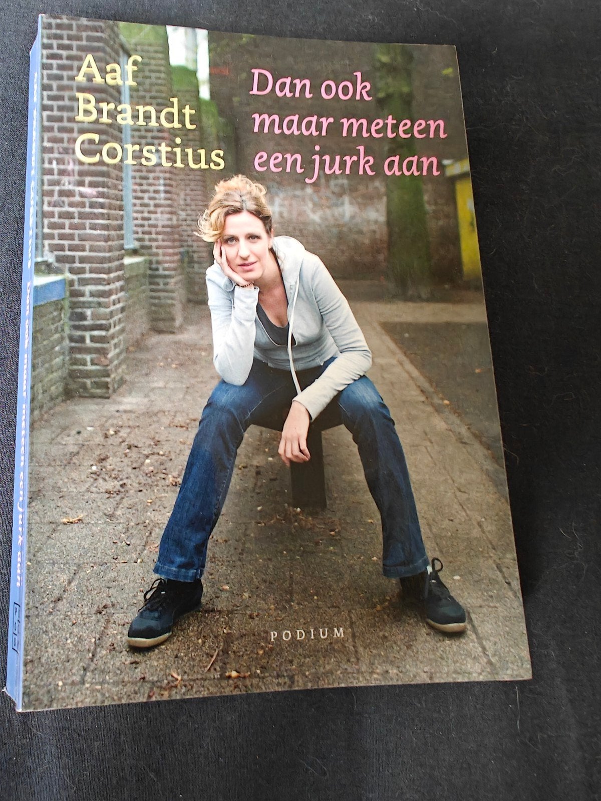 Dan ook maar meteen een jurk aan - Aaf Brandt Corstius, Ophalen of Verzenden, Zo goed als nieuw, Aaf Brandt Corstius, Nederland