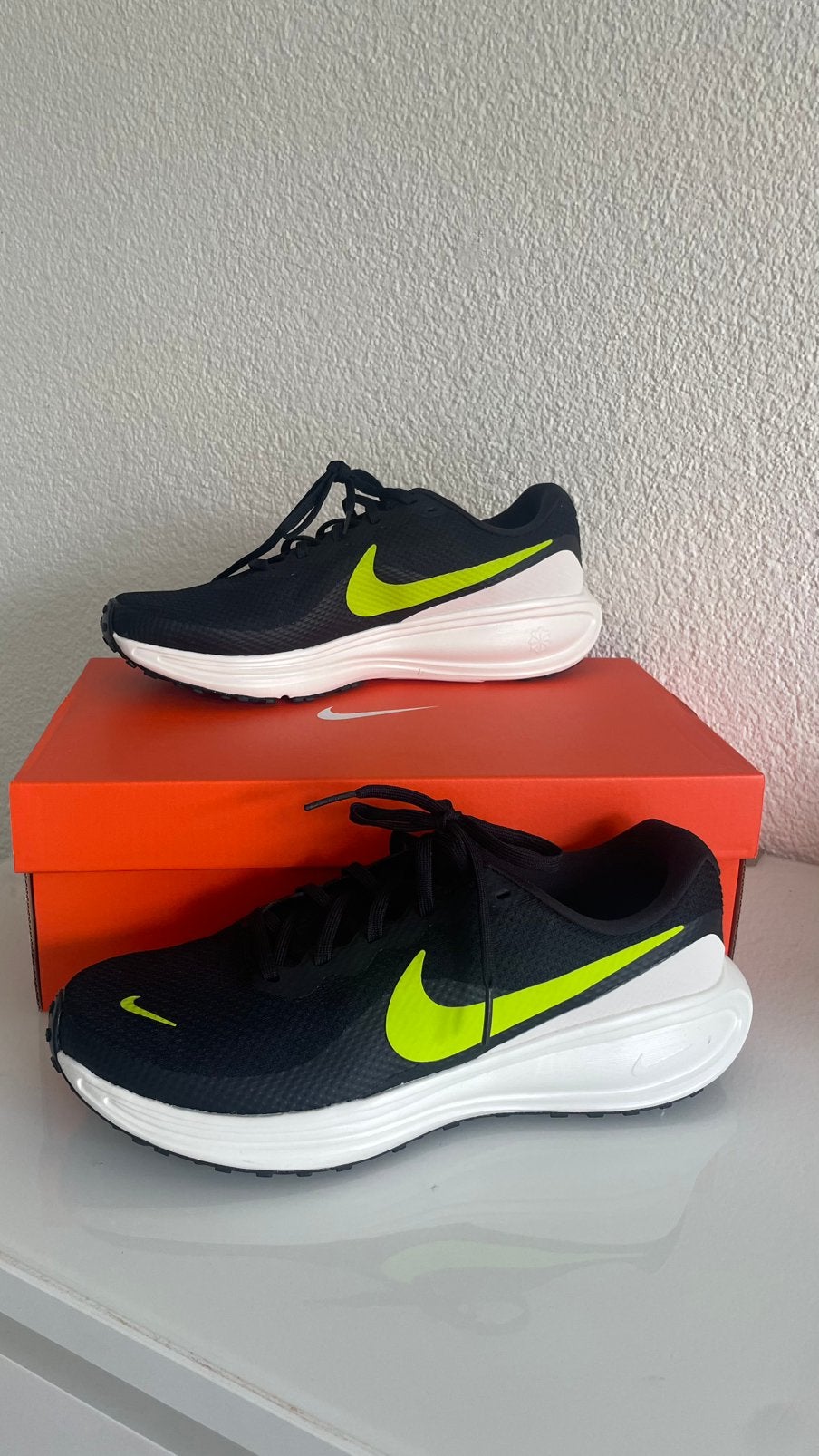 Nike Revolution 8 Hardloopschoenen - Zwart / Volt - EU 42.5, Ophalen of Verzenden, Nieuw, Zwart, Sportschoenen