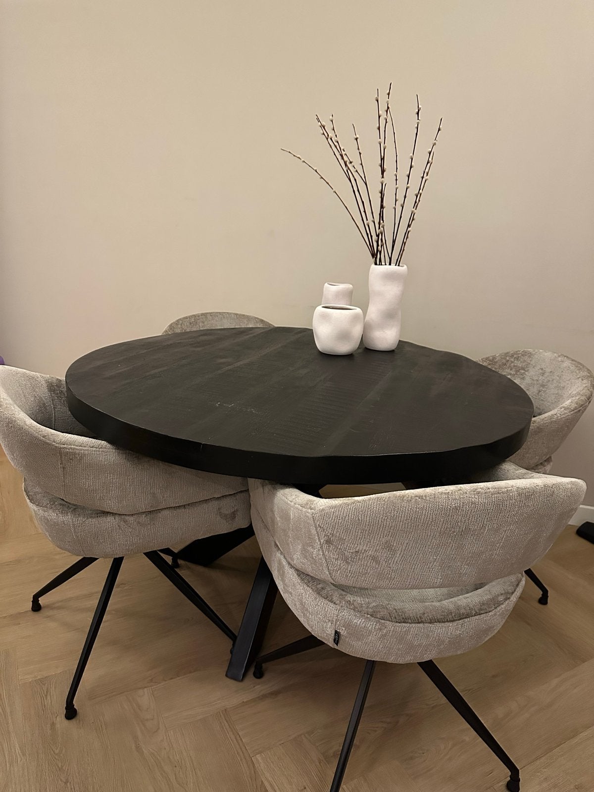 Ronde zwarte eettafel met gekruiste stalen poten, Huis en Inrichting, Ophalen, Gebruikt, 100 tot 150 cm, Rond