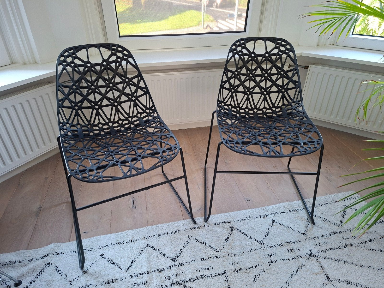 Eetkamerstoel NETT sledepoot, Huis en Inrichting, Ophalen, Kunststof, Twee, Zwart