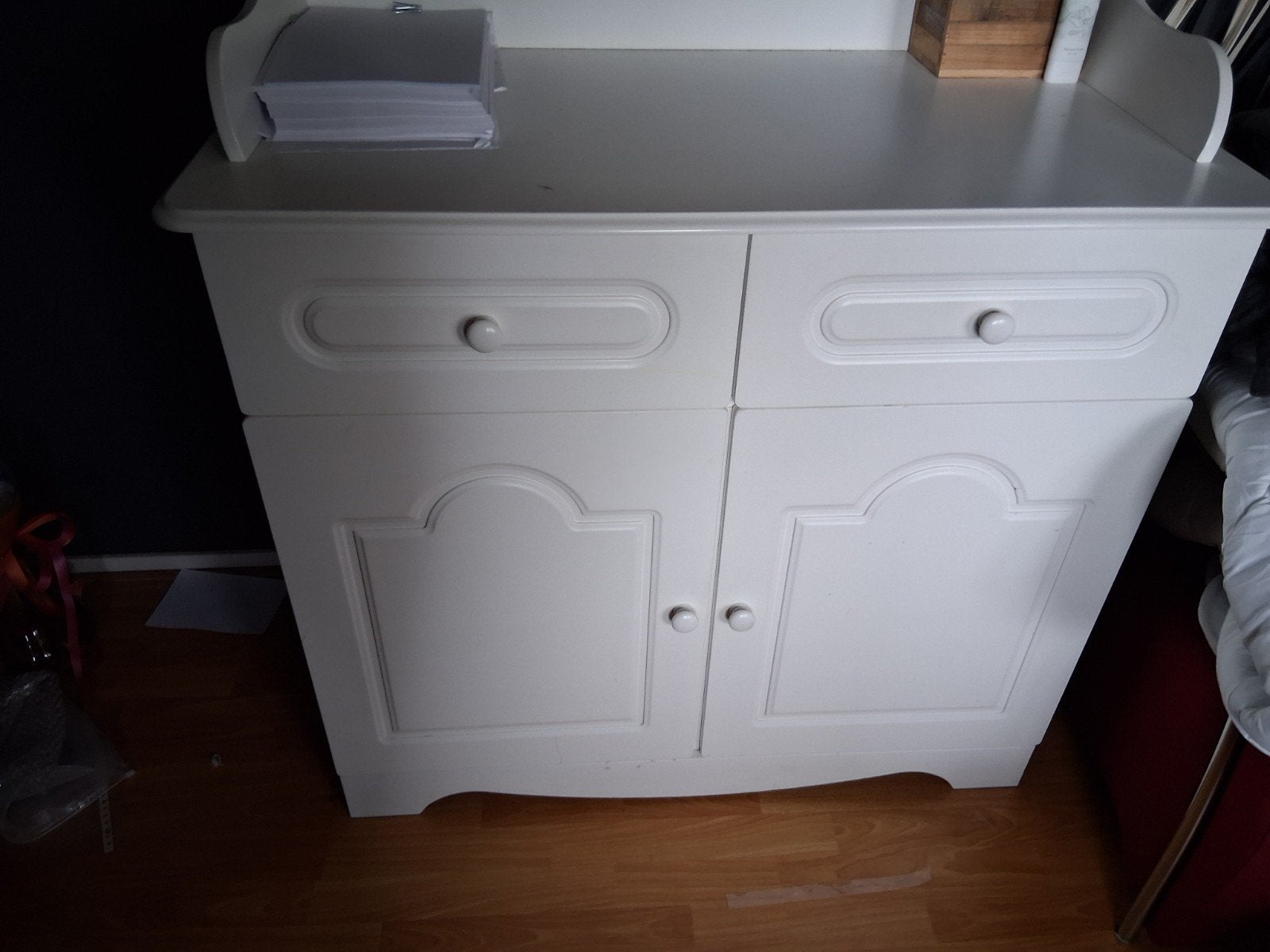 Witte commode met opstaande rand, Ophalen, 50 tot 70 cm, Zo goed als nieuw, 75 tot 100 cm