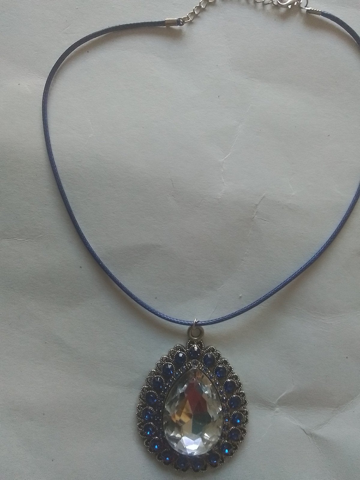 Waxketting met fraaie hanger en blauwe accenten, Overige materialen, Overige voorstellingen, Blauw, Nieuw