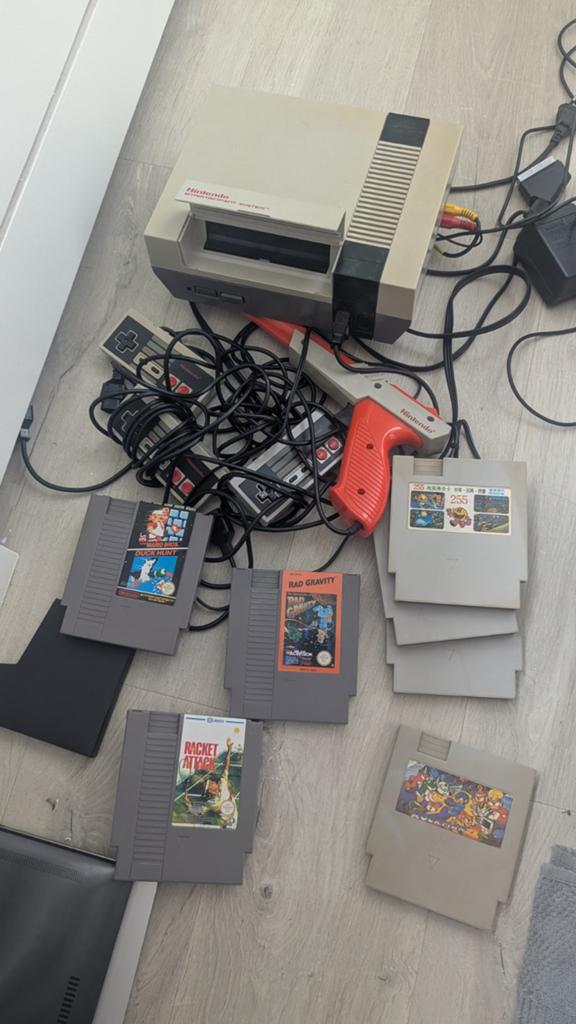 Nintendo 8 bit met pistool en spellen, Ophalen of Verzenden, Gebruikt, Met 2 controllers