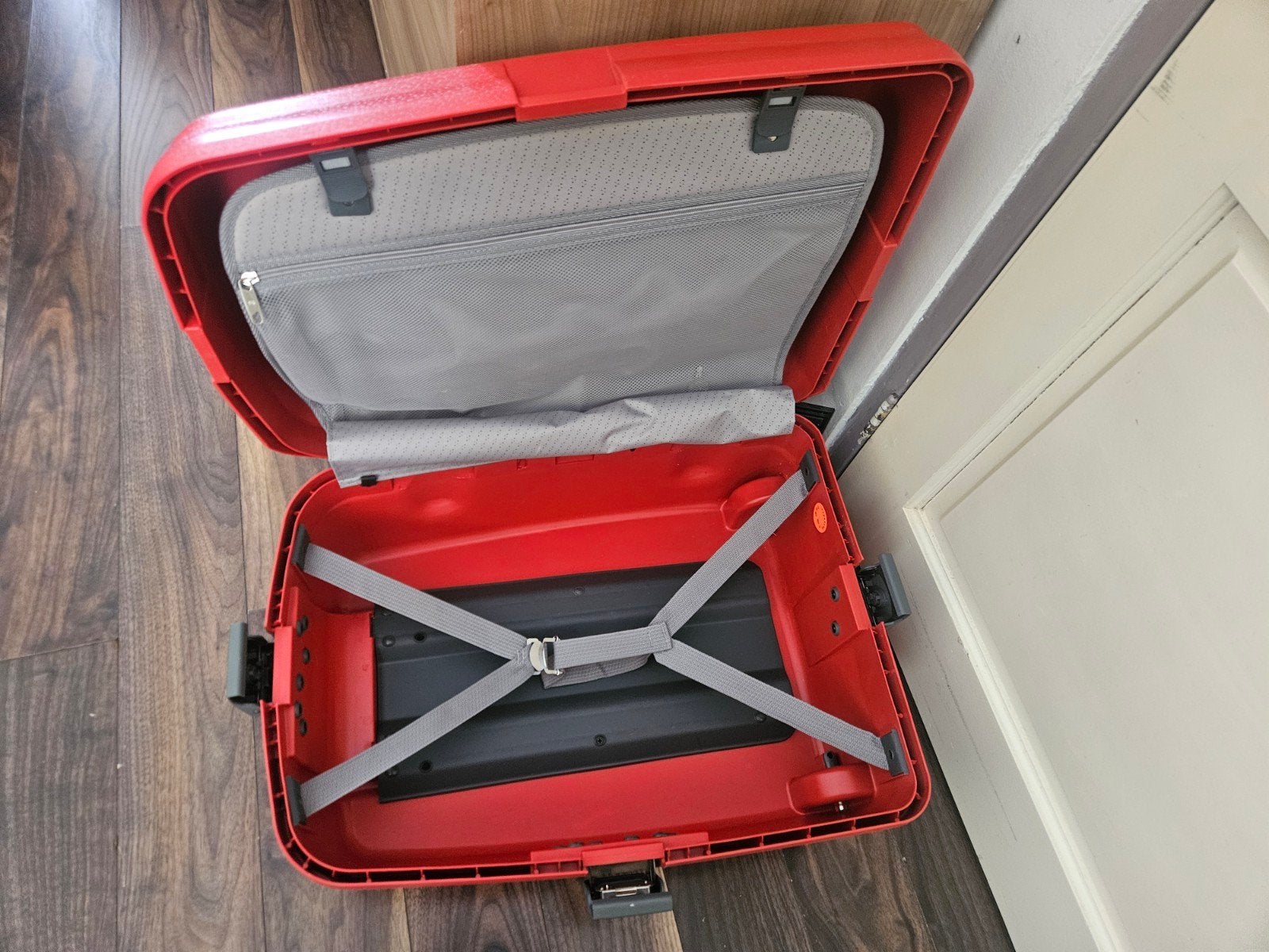 NETTE RODE STYLE HARD CASE TROLLEY KOFFER 27 X 46 X 67 CM, Sieraden, Tassen en Uiterlijk, Koffers, Gebruikt, Hard kunststof, 45 tot 55 cm