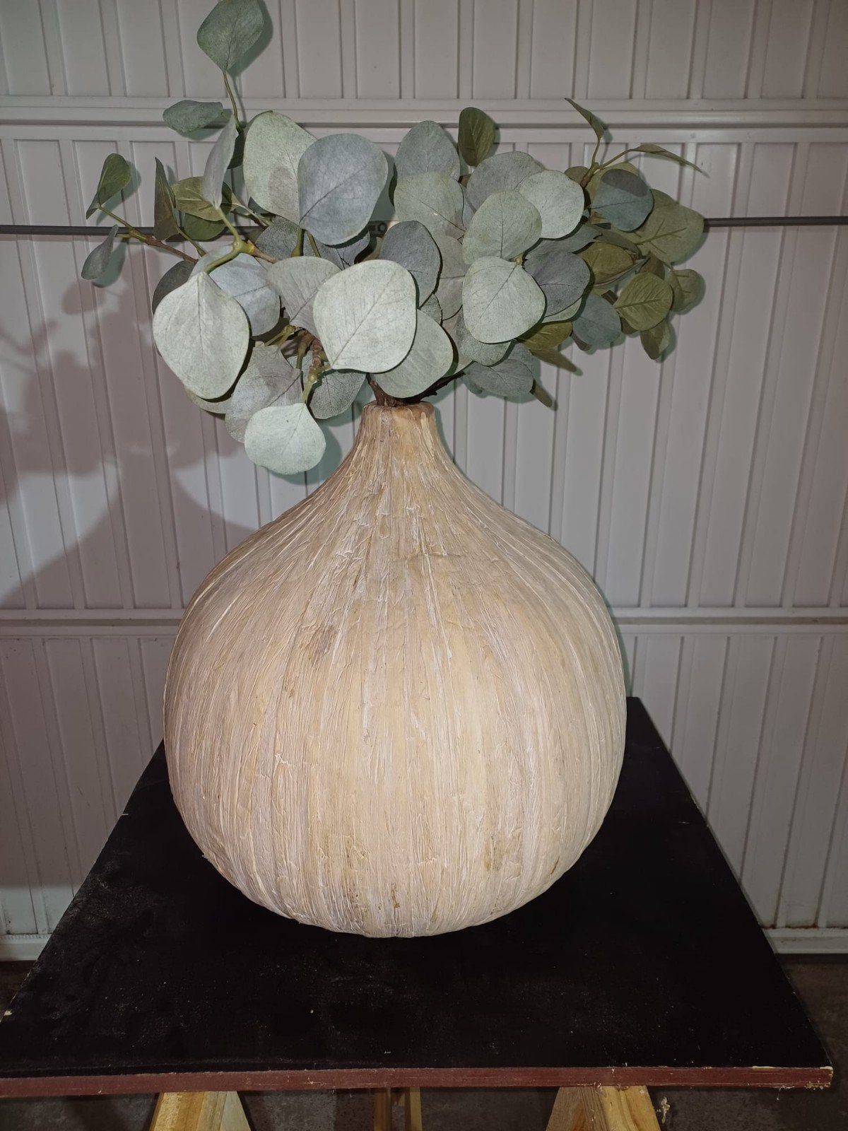 Grote decoratieve vaas met eucalyptus takken, Ophalen, Overige materialen, Beige, Inclusief decoratie