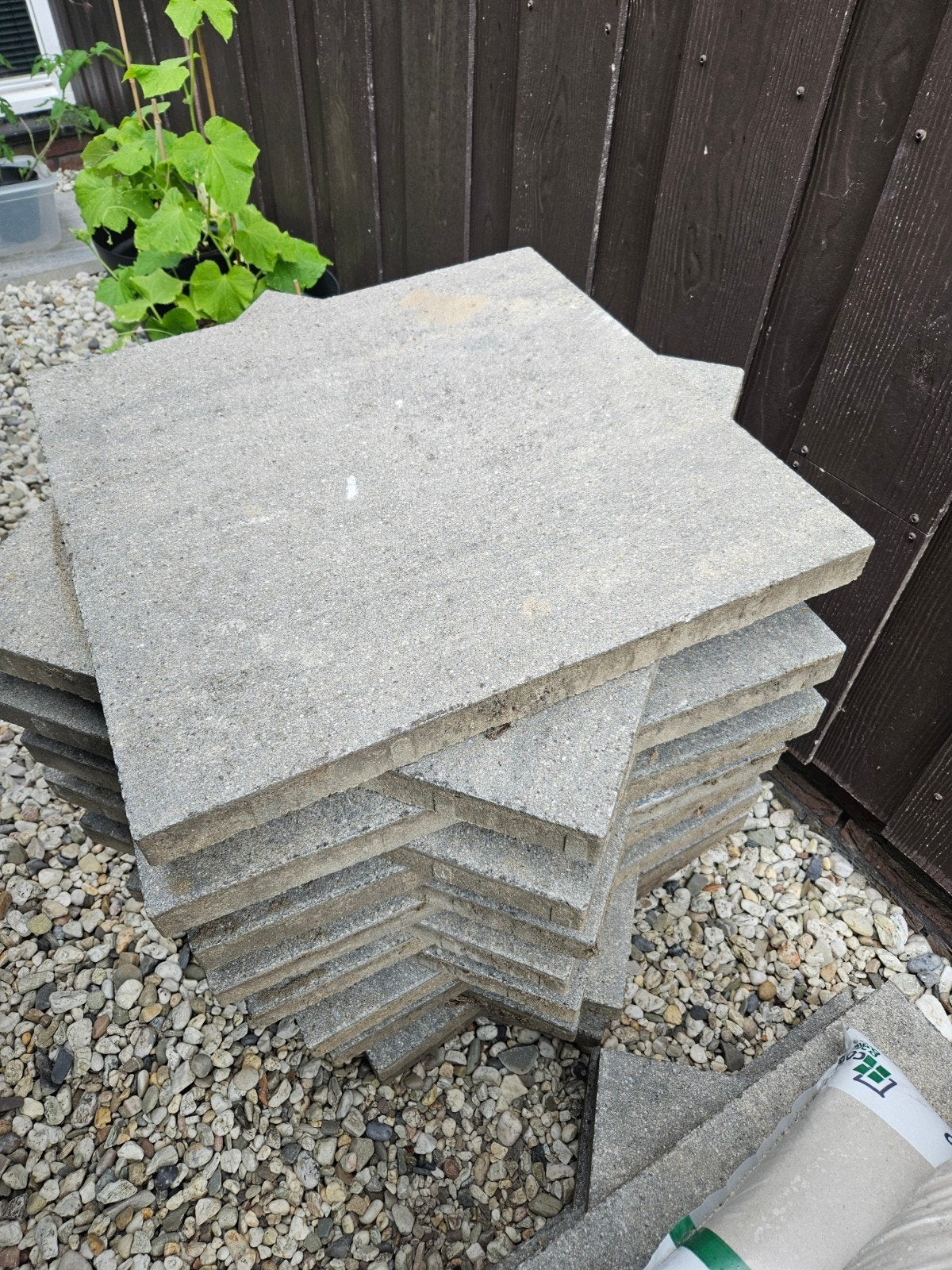 Gratis ophalen 18 betontegels 60x60, Tuin en Terras, Tegels en Klinkers, Ophalen, Gebruikt, Beton, Terrastegels