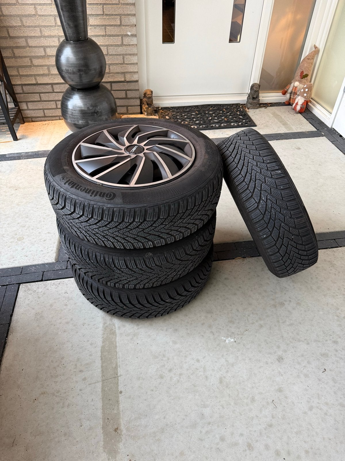 Set winterbanden met wieldoppen 185/65 R15, Ophalen, Gebruikt, 15 inch, Banden en Velgen