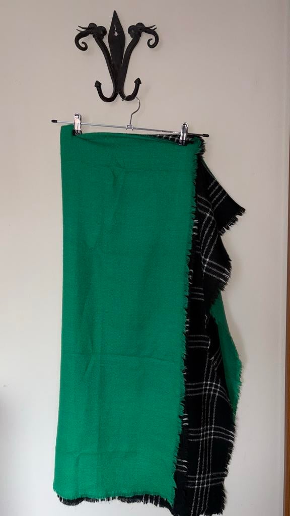 Groene met zwart-wit geruite sjaal, Ophalen of Verzenden, Zo goed als nieuw, Maat 38/40 (M), Sjaal