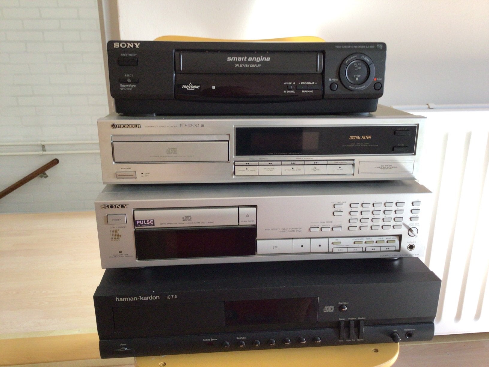 Diverse CD spelers wn 1 videorecorder te koop!, Ophalen, Gebruikt