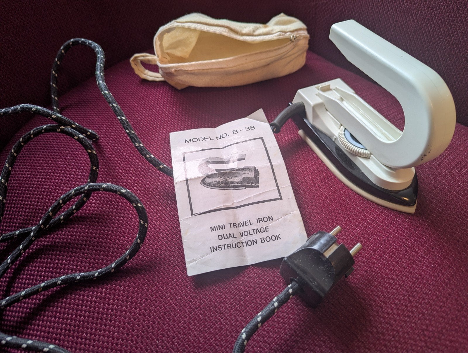 Vintage Mini Reisstrijkijzer - Model B-38 Dual Voltage, Witgoed en Apparatuur, Strijkijzers en Strijkplanken, Ophalen of Verzenden