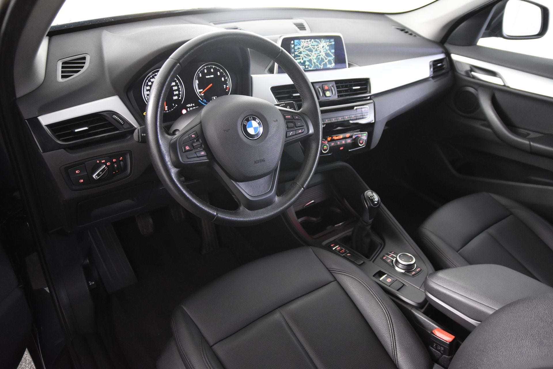 BMW X1 sDrive18i*1ste Eigenaar*Leer*Navigatie*Trekhaak*Carpl, Auto's, Dealer onderhouden, Gebruikt, Euro 6, Leder