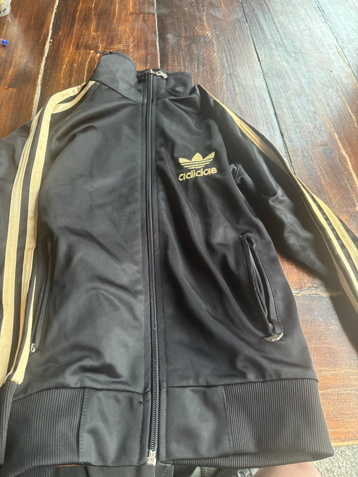 Adidas trainingspak zwart goud maat 128, Kinderen en Baby's, Ophalen of Verzenden, Zo goed als nieuw, Jongen of Meisje, Setje