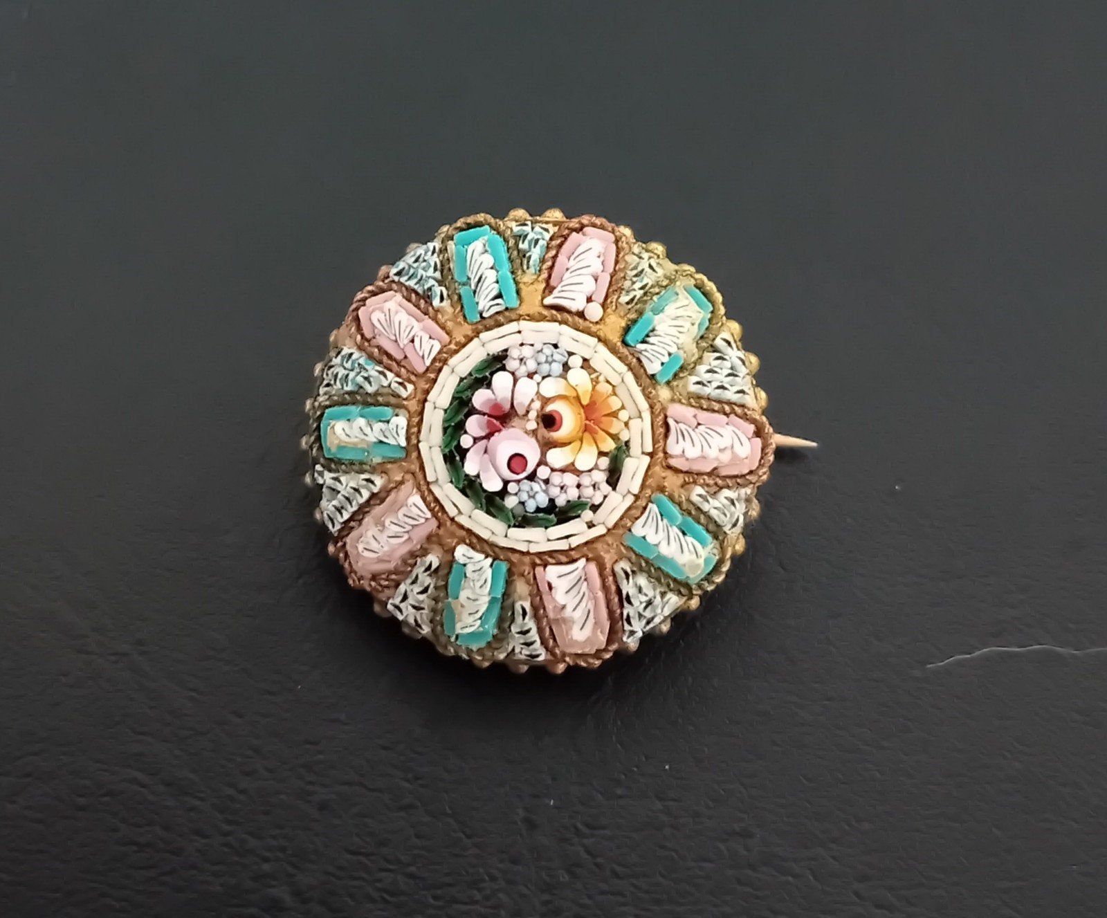 Mooie Italiaanse micro mozaïek broche, Ophalen of Verzenden, Overige materialen
