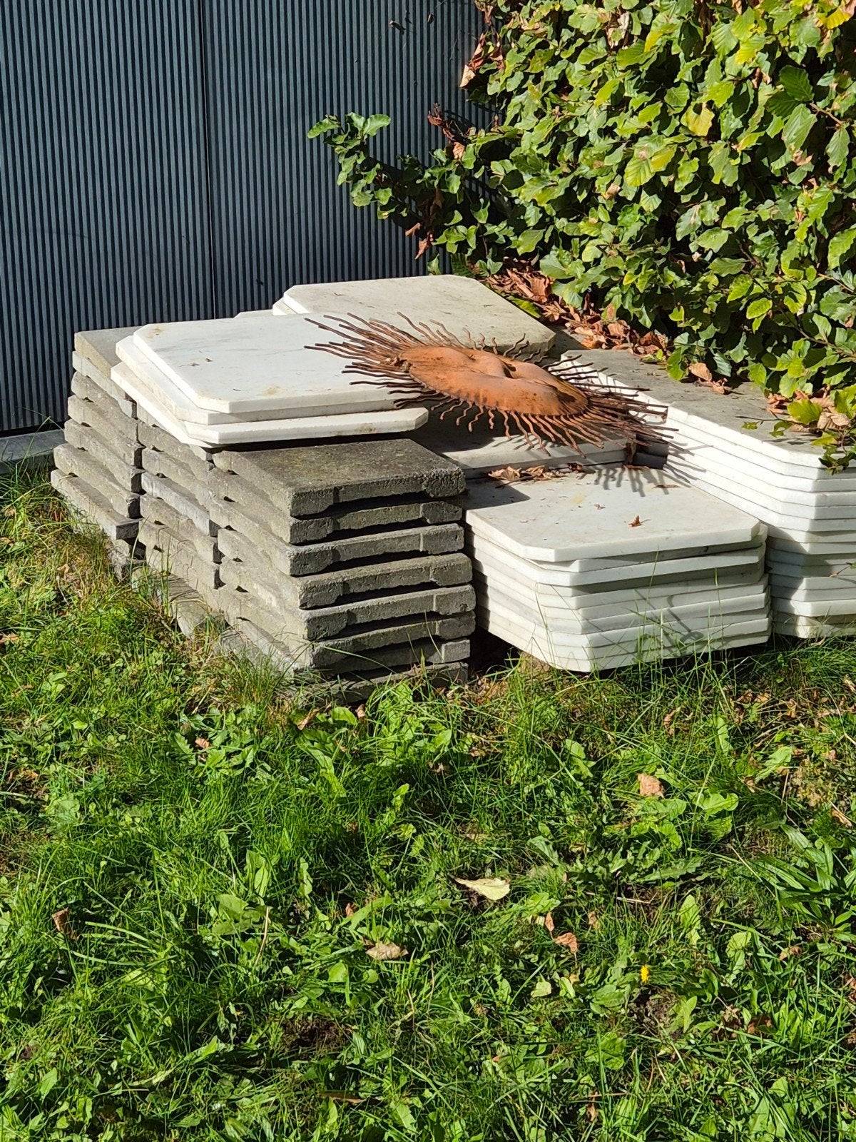 Stapel tegels (beton en wit), Tuin en Terras, Ophalen, Gebruikt, 10 m² of meer, Beton