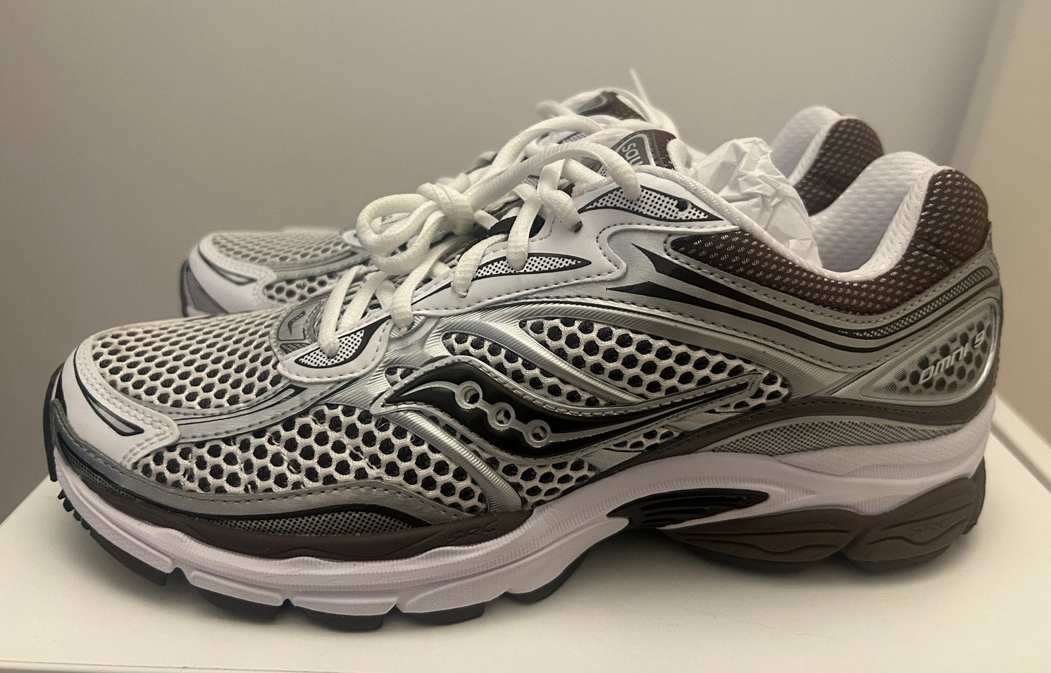 Saucony Omni 9 Sneakers - Wit/Zilver/Bruin - Maat 44 Nieuw, Ophalen, Nieuw, Wit, Sneakers of Gympen