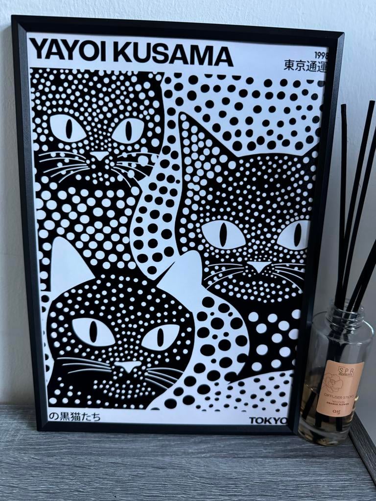 Yayoi Kusama Poster Ingelijst - Zwarte Katten - 21x30cm, Antiek en Kunst, Ophalen of Verzenden