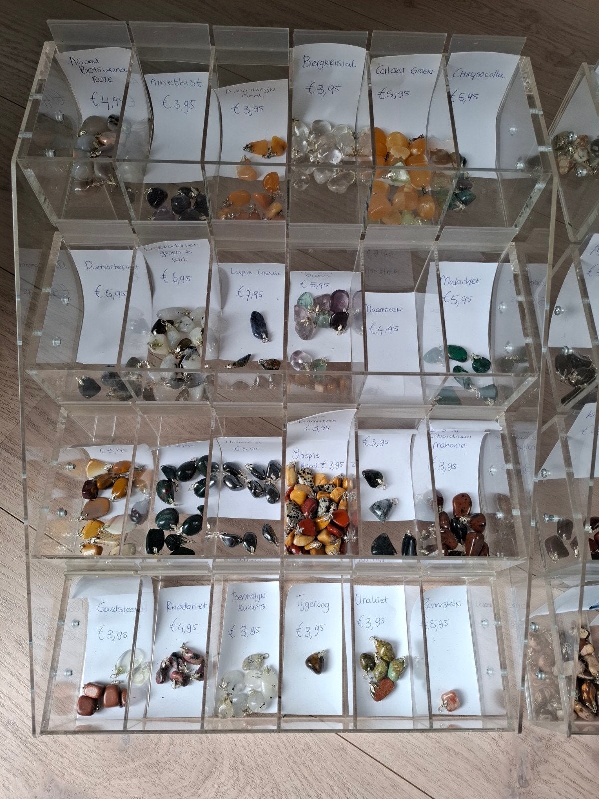 Partij edelsteenhangers in display bakken., Ophalen, Nieuw