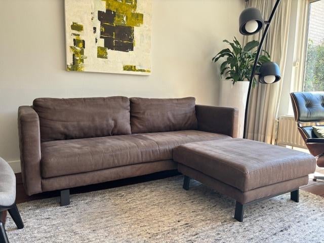 Industriële bruin suede look bank met poef, Ophalen, Tweepersoons, 75 tot 100 cm, Zo goed als nieuw