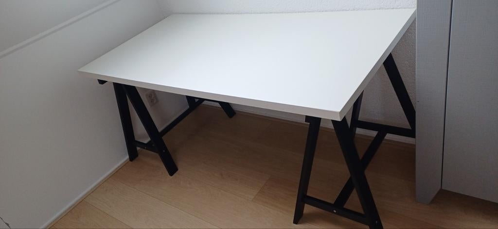 Zwarte schragen ikea oddvald en wit blad bureau, Zo goed als nieuw, 150 tot 200 cm, Rechthoekig, Overige houtsoorten