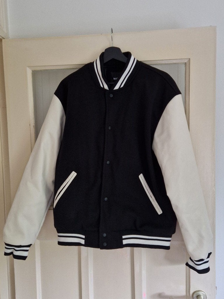 Mannen zwart-witte Varsity college jacket mt. L-XL, Kleding | Heren, Jassen | Zomer, Hunter Story, Zwart, Maat 56/58 (XL), Ophalen of Verzenden