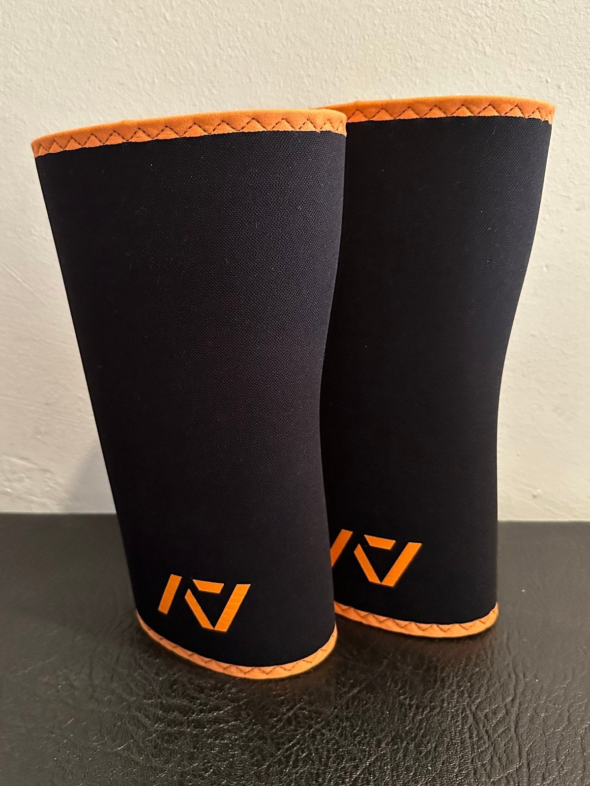 Powerlifting knee sleeves - A7 Rigor Mortis - maat M, Sport en Fitness, Verzenden, Nieuw