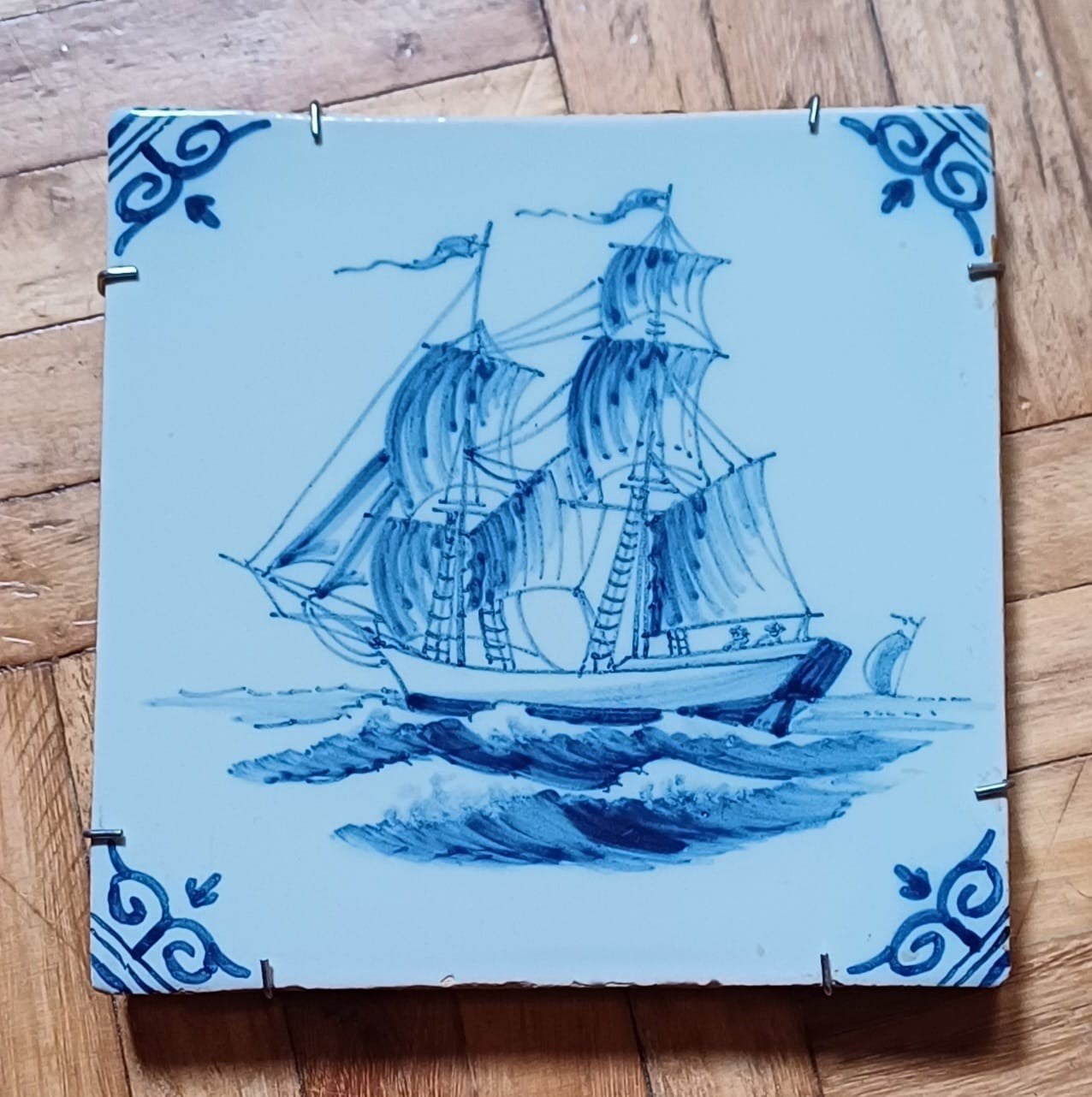 Set van 2 decoratieve tegels: molen en schip, Antiek en Kunst, Antiek | Wandborden en Tegels, Ophalen of Verzenden