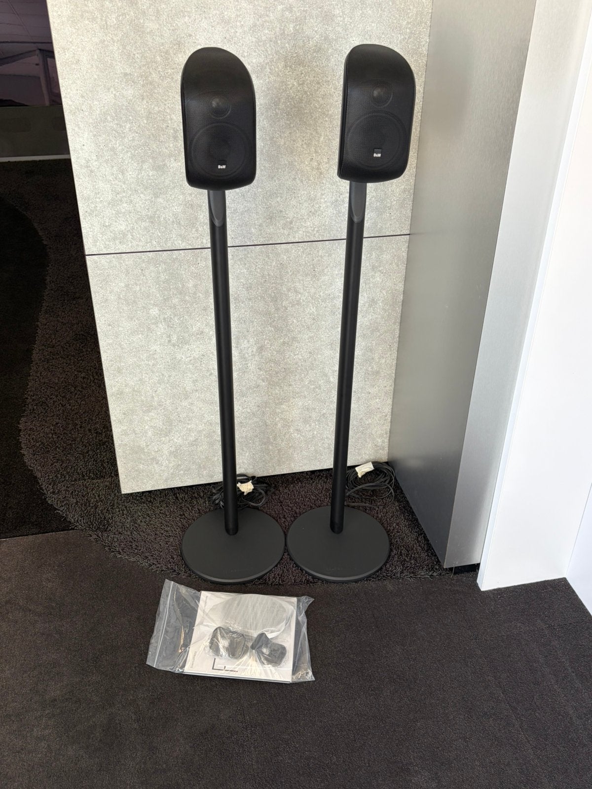 Bowers & Wilkins M1 speakers met originele vloerstatieven, Soundbar, 70 watt of meer, Zo goed als nieuw, Overige spelers