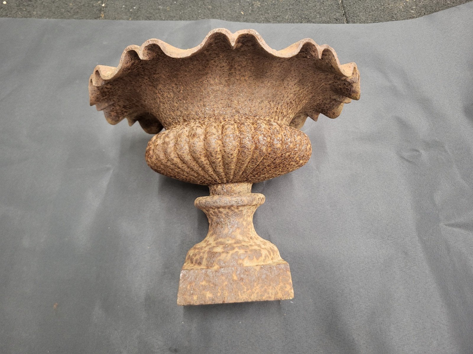 zeer fraaie gietijzeren tuin ornament /vaas/ pot. vintage., Tuin en Terras, Ophalen, Gebruikt