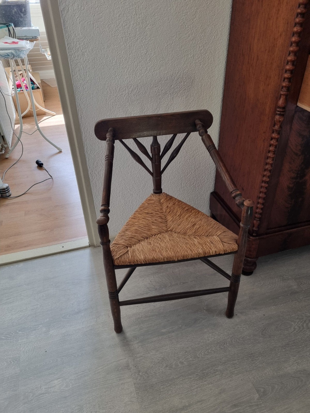 Antieke hoekstoel met biezen zitting, Ophalen