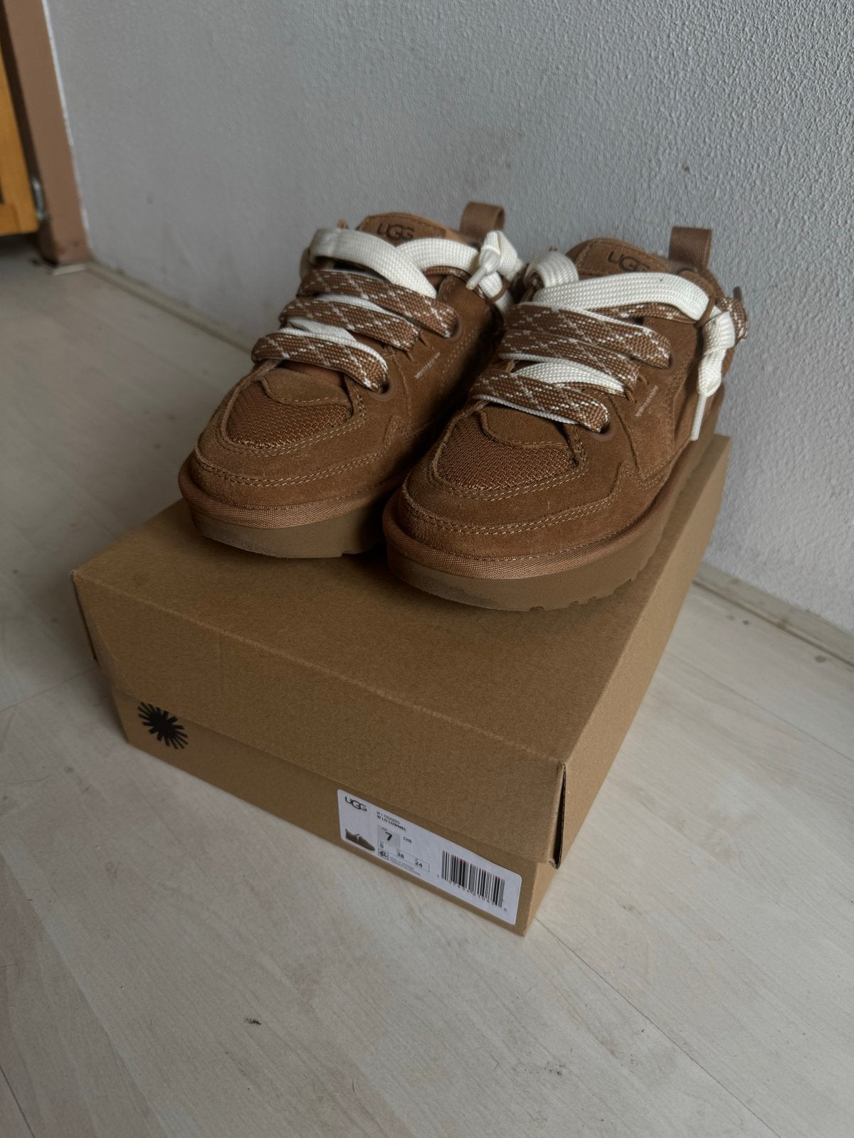Nieuwe UGG Lowmel sneakers - Maat 38, Bruin, Nieuw, Ophalen of Verzenden, Sneakers of Gympen