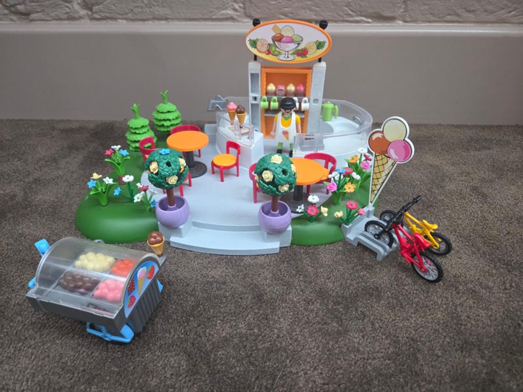 Playmobil ijssalon met accessoires en figuren, Ophalen of Verzenden