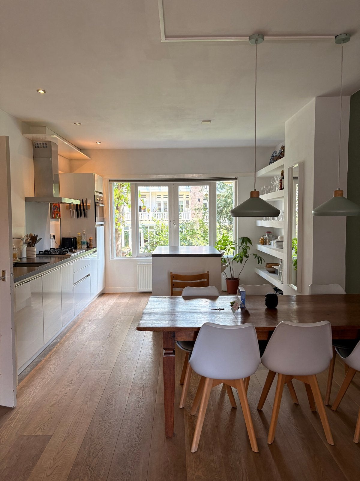 Moderne witte keuken met kookeiland en inbouwapparatuur, Huis en Inrichting, Keuken | Complete keukens, Ophalen, Gebruikt, Wit