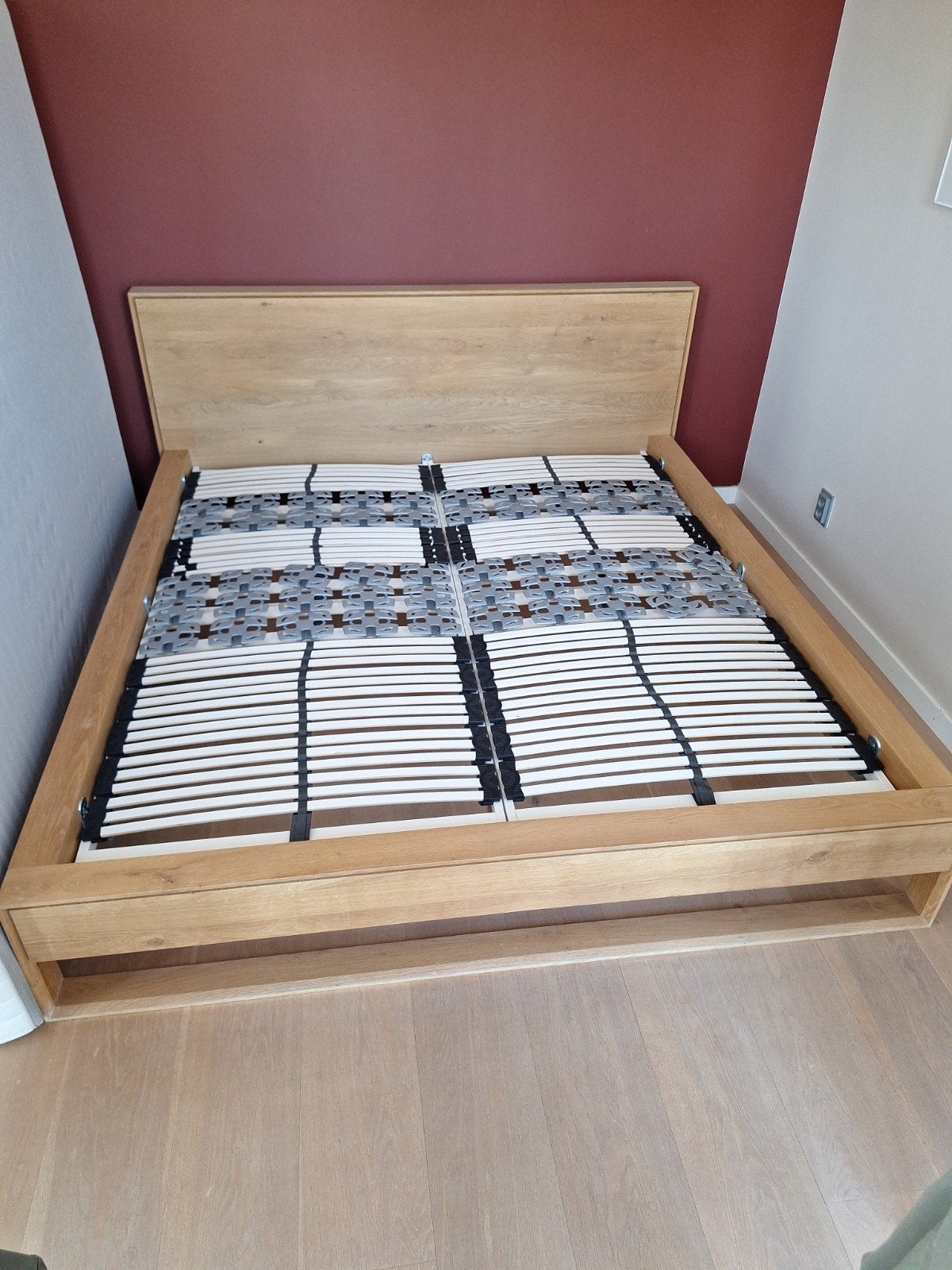 Design bedframe Interio met lattenbodem en nieuw matras, Ophalen, Tweepersoons, Zo goed als nieuw, 180 cm