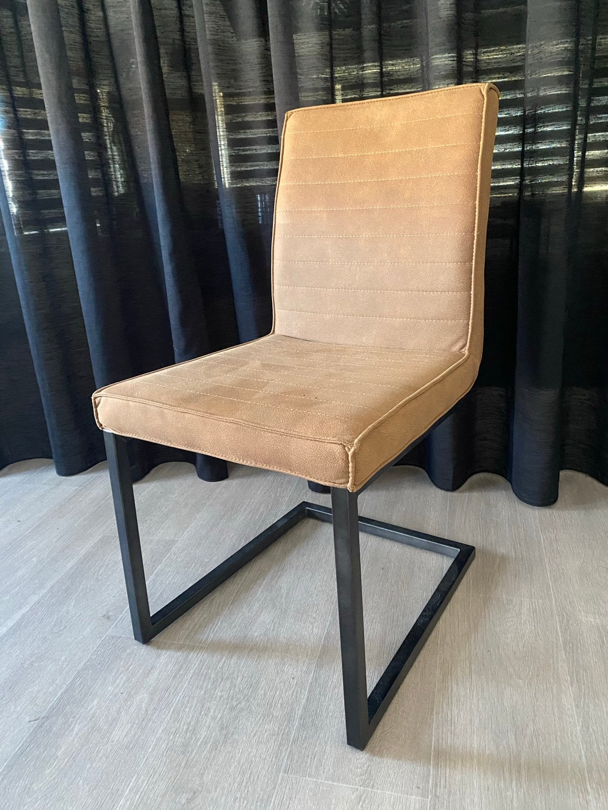 4x Eetkamerstoel - Cognac stof met zwart metalen frame, Ophalen, Bruin, Zo goed als nieuw, Vier