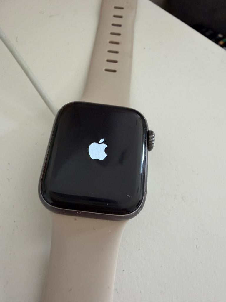 Apple Watch SE 2020 met beige bandje en oplader, Sieraden, Tassen en Uiterlijk, Smartwatches, Ophalen, Gebruikt, Grijs, IOS