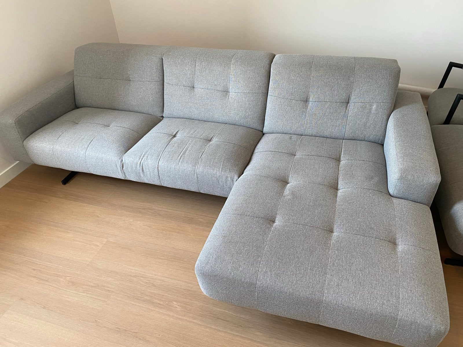 Moderne grijze hoekbank met fauteuil en poef, Ophalen, 125 tot 150 cm, Driepersoons, Zo goed als nieuw